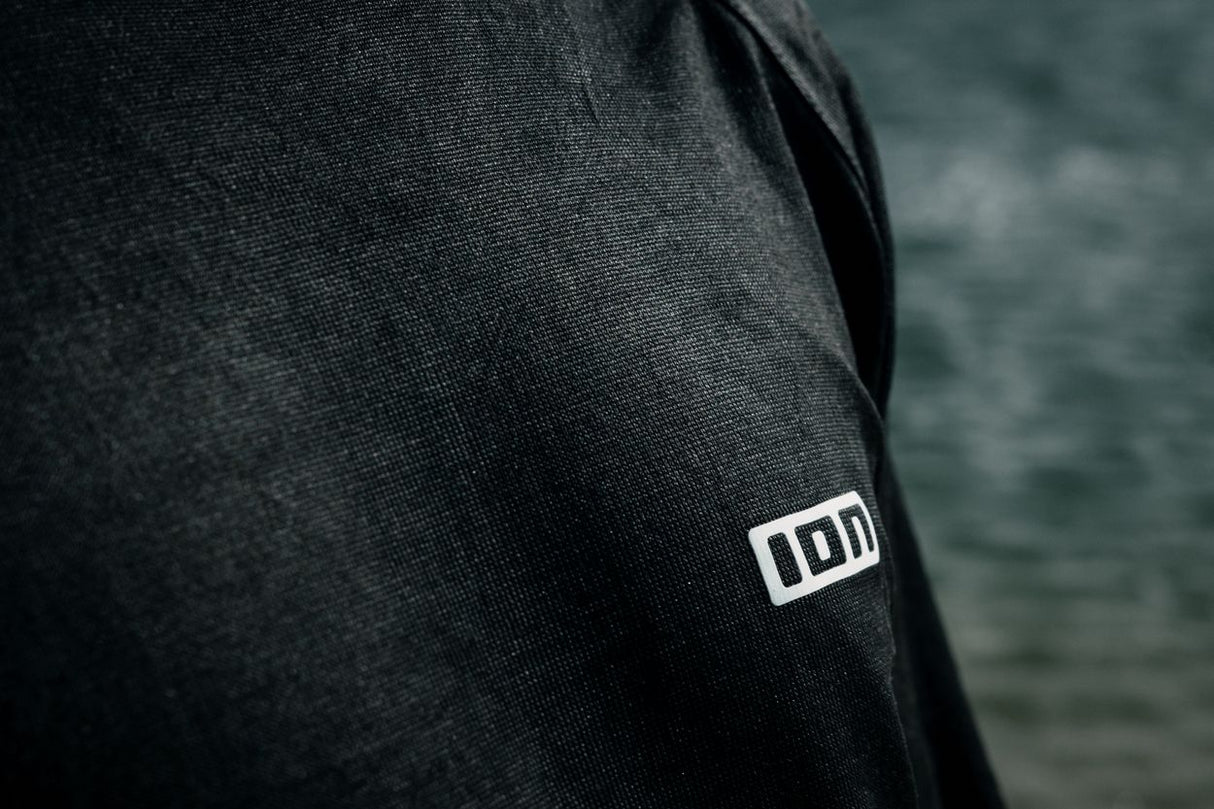 ION Wetshirt LS Surf Shield 2026 in Schwarz, Langarm-Neoprenshirt mit ION-Logo, Detailaufnahme der Schulter