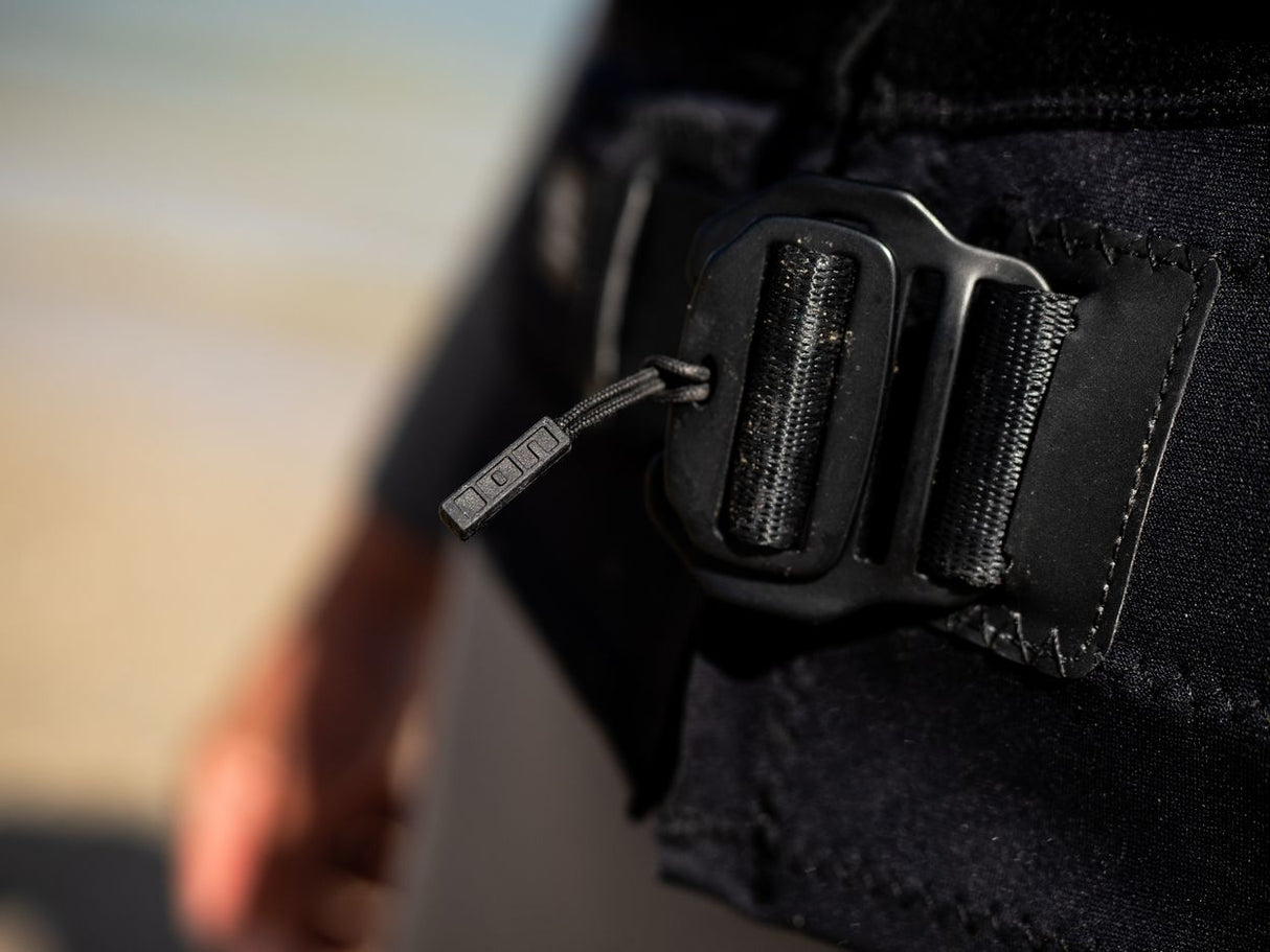ION Rush Wing Vest 2026 schwarz, Detailansicht Verschluss mit Metallschnalle und Neopren-Material