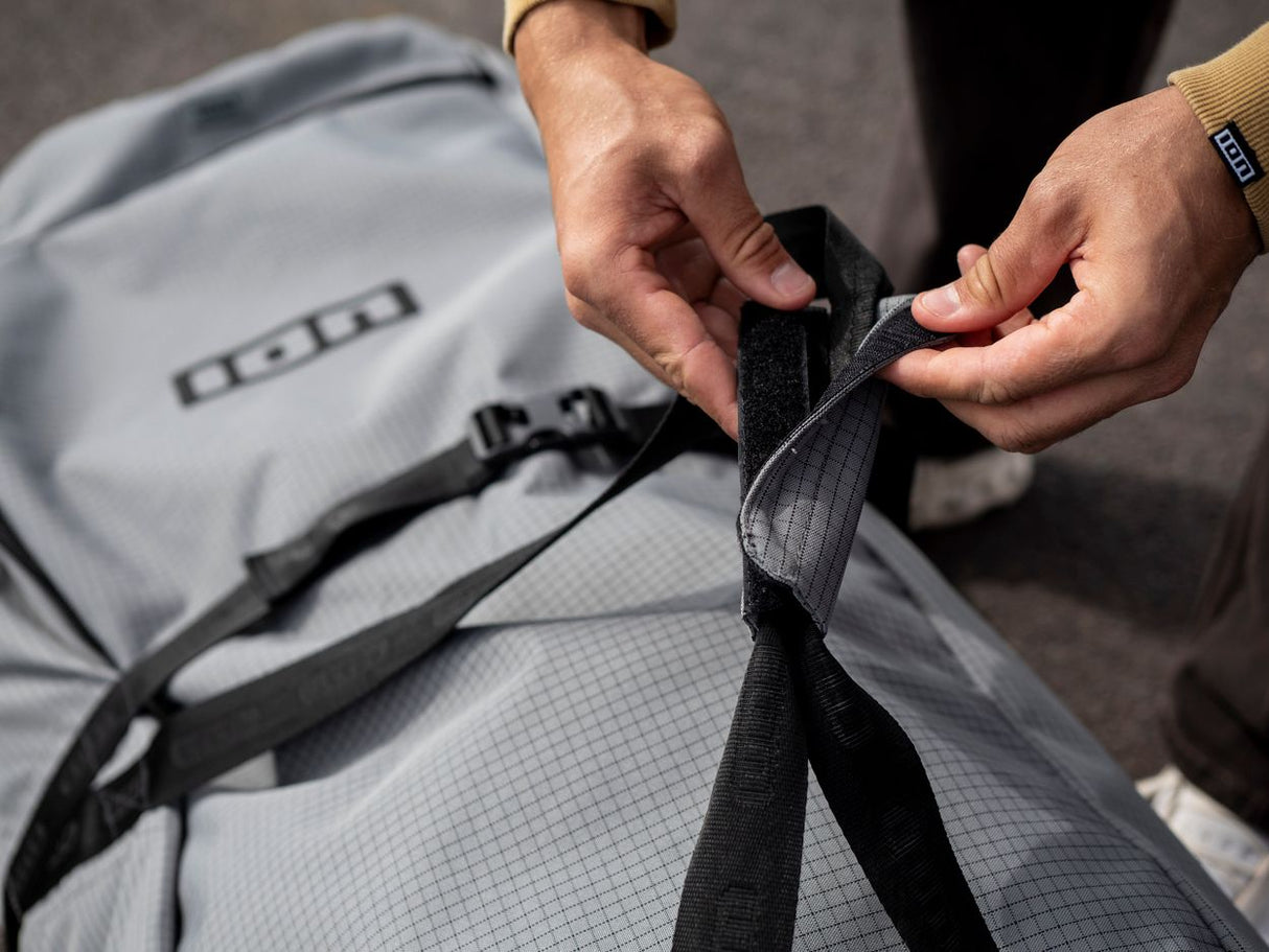 ION Kite Gearbag Core 2026 grau mit schwarzen Griffen, Detail der Verschlussbänder in Nahaufnahme