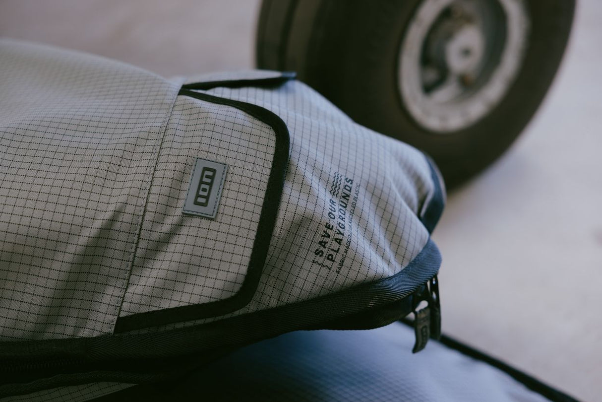 ION Surf Boardbag Core 2024 in Weiß mit schwarzen Griffen und Reißverschluss, Nahaufnahme des gepolsterten Materials