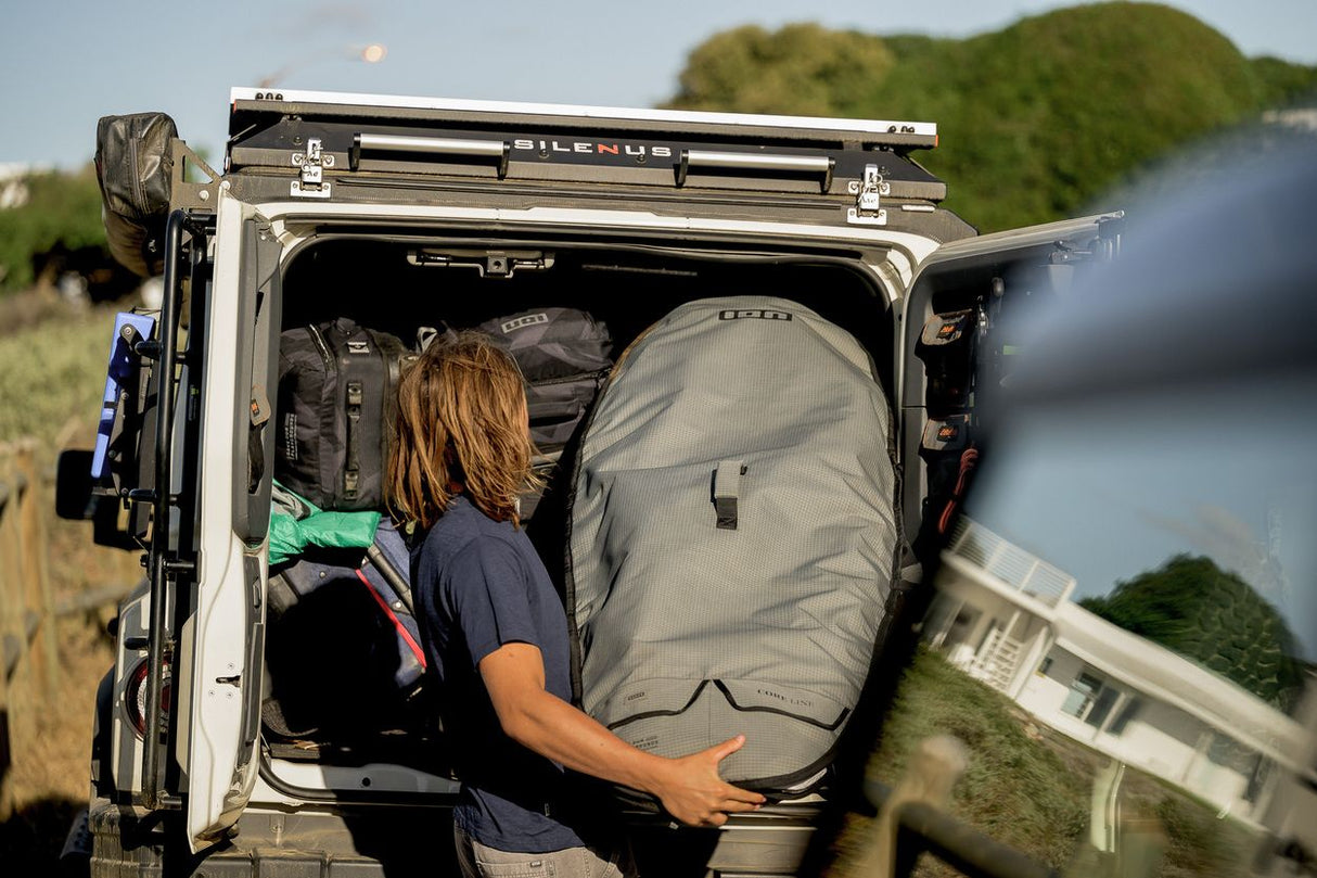 ION Wing Boardbag Core 2026 grau, gepolsterte Transporttasche in Fahrzeugrücksitz, Frontalansicht