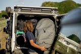 ION Wing Boardbag Core 2026 grau, gepolsterte Transporttasche in Fahrzeugrücksitz, Frontalansicht