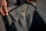 ION Wing Boardbag Core 2026 in Schwarz, Detail des Netzmaterials und Griffs in Händen