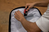 ION Twintip Boardbag Core 2024 schwarz mit grauem Innenfutter, geöffnet mit Handgriff und Netztasche sichtbar