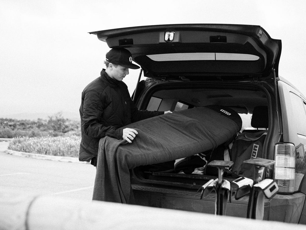 ION Wing Sock Slim FW26 schwarzer Neopren-Schutzbeutel in Kofferraum, Transportbeutel für Wingfoil-Ausrüstung