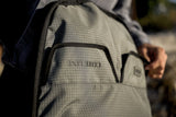 ION Prone Foil Boardbag Core 2026 grau, Transporttasche mit Griffen und Markenetikett, Detailansicht