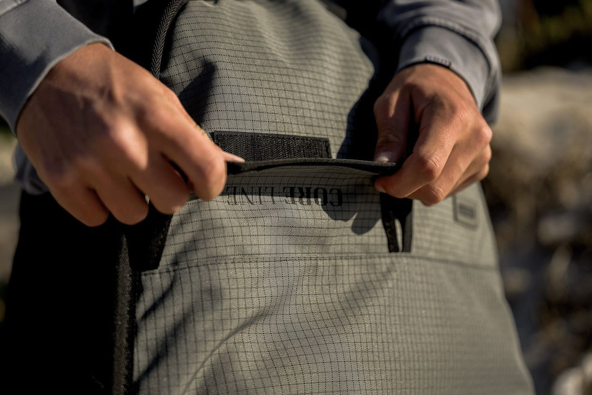 ION Prone Foil Boardbag Core 2026 grau mit Netzstruktur, Detailaufnahme des Verschlusses in den Händen
