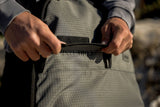 ION Prone Foil Boardbag Core 2026 grau mit Netzstruktur, Detailaufnahme des Verschlusses in den Händen