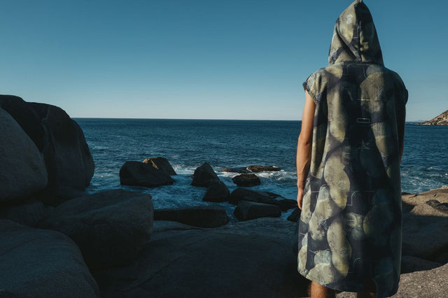 ION Surf Poncho Element 2026 in Grau, Kapuze, Baumwollmischgewebe, von hinten an Strand getragen