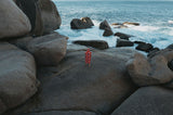 ION Poncho Core Lumen 2026 in Rot, Funktionsponcho am Strand getragen, Frontalansicht