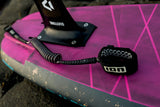 ION Wing Board Leash Core Coiled Knee schwarz, spiralförmig, auf Wingboard montiert
