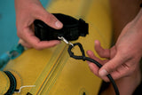 ION Wing Leash Core Extended Wrist 2024 schwarzes Handgelenk-Trapezleash mit Metallkarabiner, in Händen gehalten