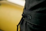 ION Wing Leash Core Extended Wrist 2024, schwarzes Neopren-Handgelenkband mit Befestigungssystem, Detailaufnahme