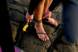 ION Wing Board Leash Core Hybrid Ankle 2026 in Gelb-Schwarz am Fuß getragen, Detailansicht der Befestigung