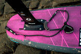 ION Wing Board Leash Core Hybrid Ankle 2026 schwarz auf pinkem Kiteboard, Hybrid-Design mit Spiralwindung, Detailansicht