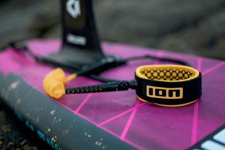 ION Wing Board Leash Core Hybrid Knee schwarz-pink mit gepolstertem Neopren-Manschetten-Design