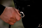 ION Wing Board Leash Core Hybrid mit Karabiner, schwarz, an Hand getragen, Detailansicht des Befestigungssystems
