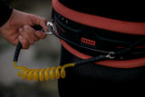 ION Wing Board Leash Core Hybrid mit Karabiner, rot-schwarz, Spiralkabel gelb, Detailansicht in Hand