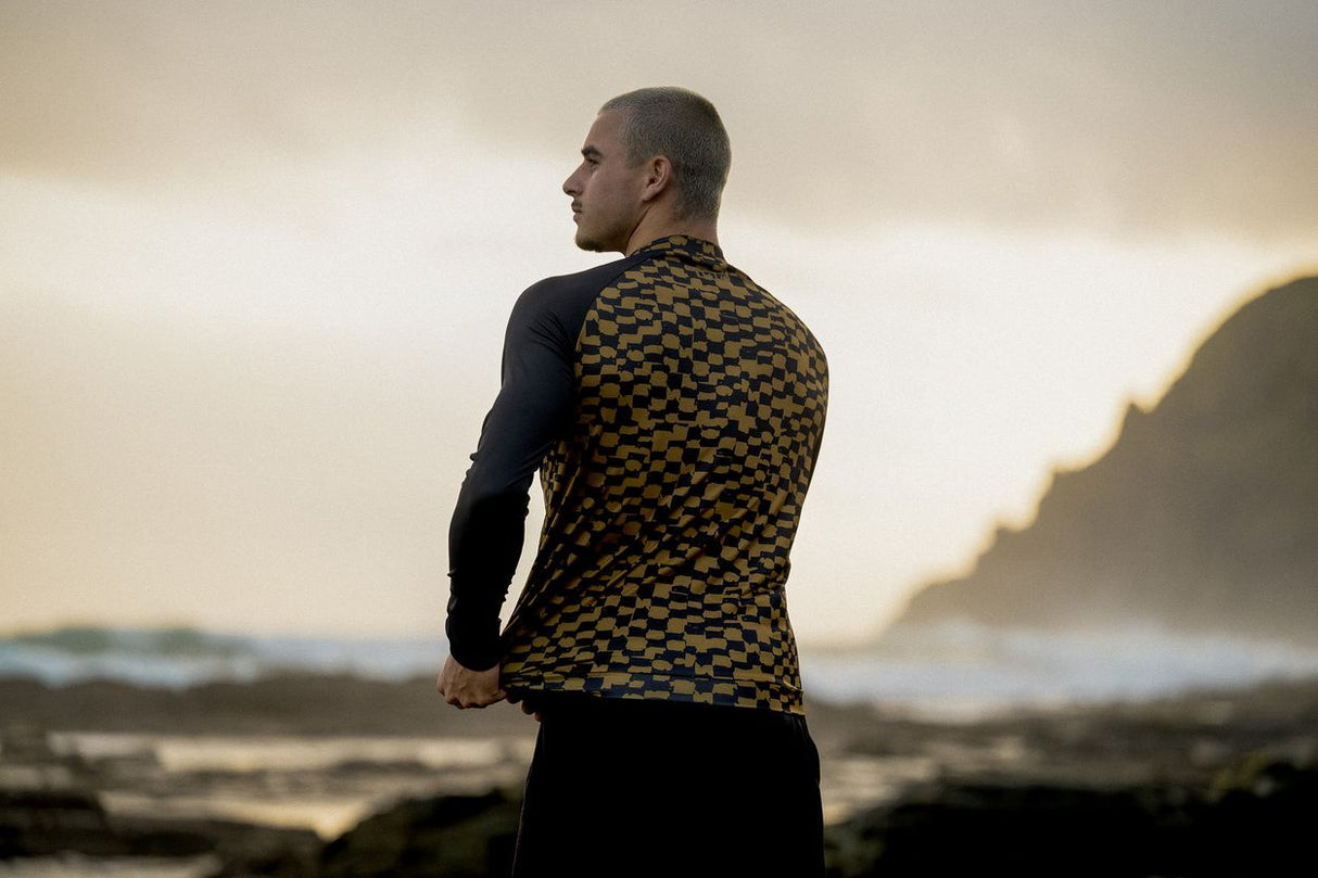 ION Rashguard Maze 2026 schwarz-gold Karomorphuster Rückansicht Wassersportshirt