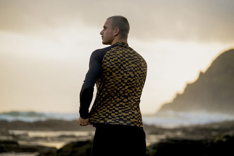 ION Rashguard Maze 2026 schwarz-gold Karomorphuster Rückansicht Wassersportshirt