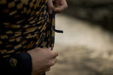 ION Rashguard Maze 2026 in Schwarz-Gold mit Muster, Detailansicht der Seitennaht und des Materials