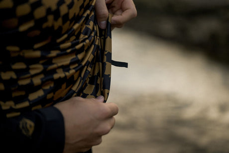 ION Rashguard Maze 2026 in Schwarz-Gold mit Muster, Detailansicht der Seitennaht und des Materials