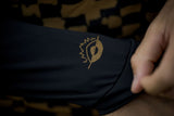 ION Rashguard Maze 2026 in Schwarz mit goldenem Logo, Detailaufnahme des Ärmels