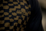 ION Rashguard Maze 2026 mit geometrischem Muster in Creme und Navy, Detailansicht des Oberarmbereichs
