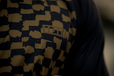 ION Rashguard Maze 2026 mit geometrischem Muster in Creme und Navy, Detailansicht des Oberarmbereichs