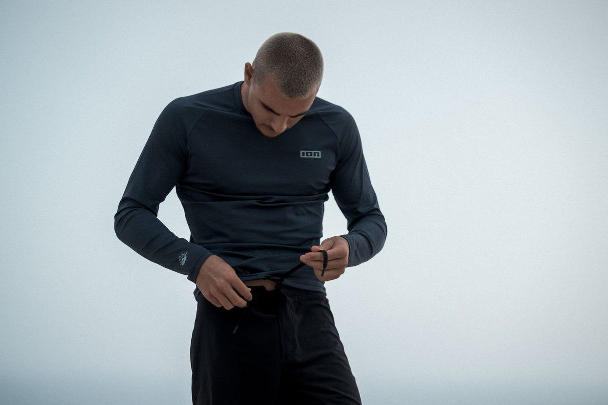 ION Rashguard LS 2026 schwarzer Langarm-Neoprenanzug, frontal präsentiert von männlichem Model
