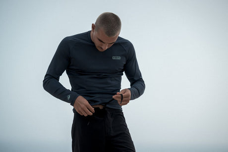 ION Rashguard LS 2026 schwarzer Langarm-Neoprenanzug, frontal präsentiert von männlichem Model