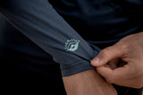 ION Rashguard LS 2026 Langarm-Schwimmshirt dunkelblau mit Logo-Detail, Nahaufnahme Ärmel