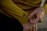ION Rashguard LS 2026 gelb mit Langarm, Detailansicht des Ärmels mit ION-Logo