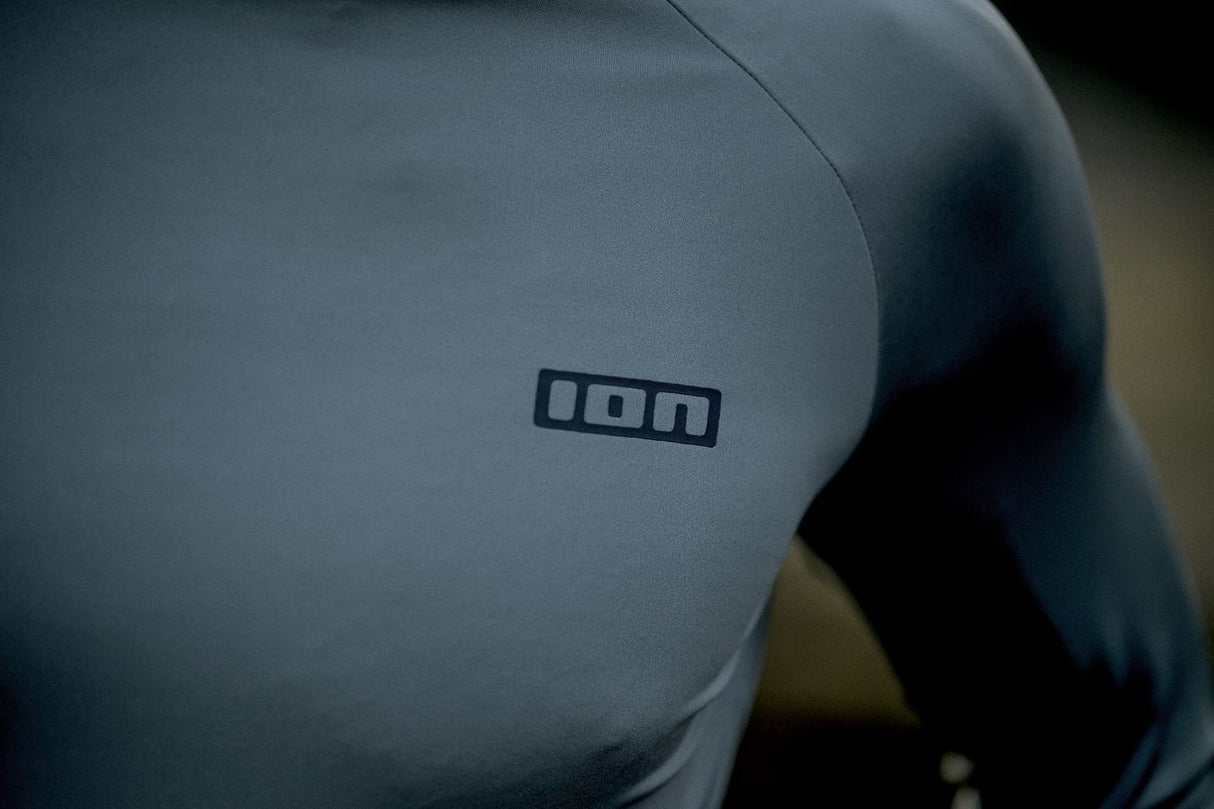 ION Rashguard LS 2026 in Grau-Blau mit langen Ärmeln, Detailaufnahme des ION-Logos auf der Brust