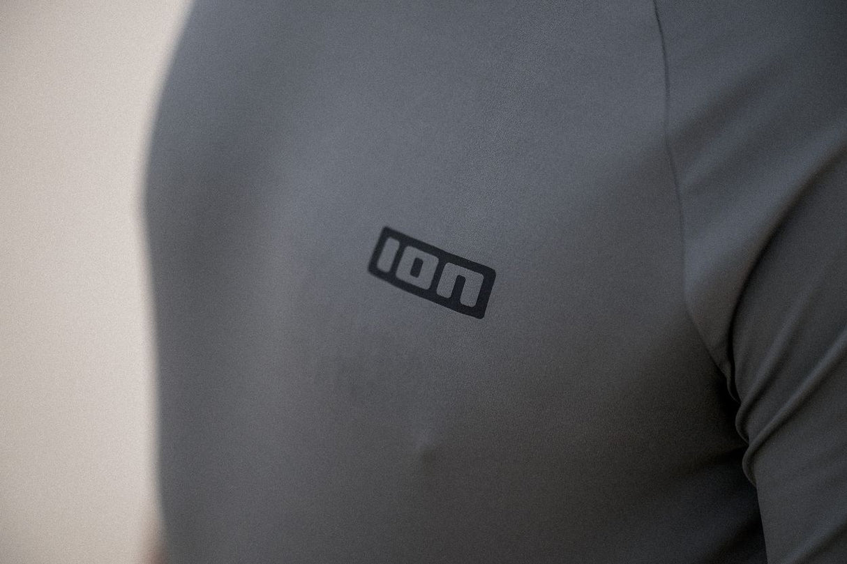 ION Rashguard SS 2024 grau Kurzarm mit Logo Detail Vorderansicht
