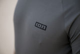 ION Rashguard SS 2024 grau Kurzarm mit Logo Detail Vorderansicht