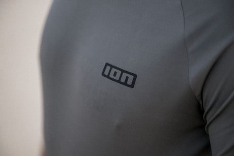 ION Rashguard SS 2024 grau Kurzarm mit Logo Detail Vorderansicht