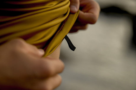 ION Rashguard SS 2024 gelb mit Kordelzug, Nahaufnahme des Materials und der Verarbeitung