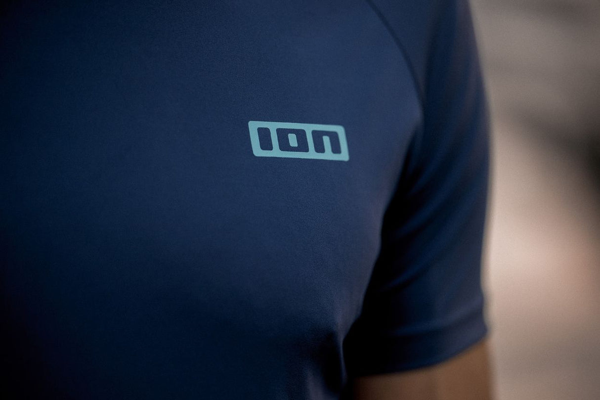 ION Rashguard SS 2024 Kurzarm in Dunkelblau mit Logo, Detailansicht Oberkörper
