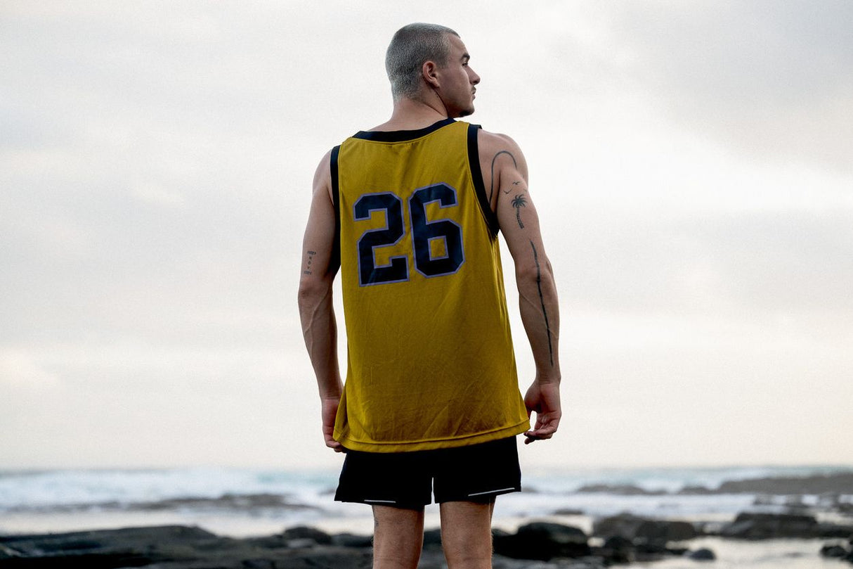 ION Basketball Shirt 2026 in Gelb mit dunkelblauer Nummer 26, Rückansicht, Herrenmodell