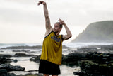 ION Basketball Shirt 2026 gelb, Herren trägt Shirt mit Aufdruck am Strand, Frontalansicht