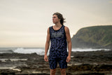 ION Basketball Shirt 2026 dunkelblau mit Muster, Herrenmodell, Frontalansicht am Strand getragen