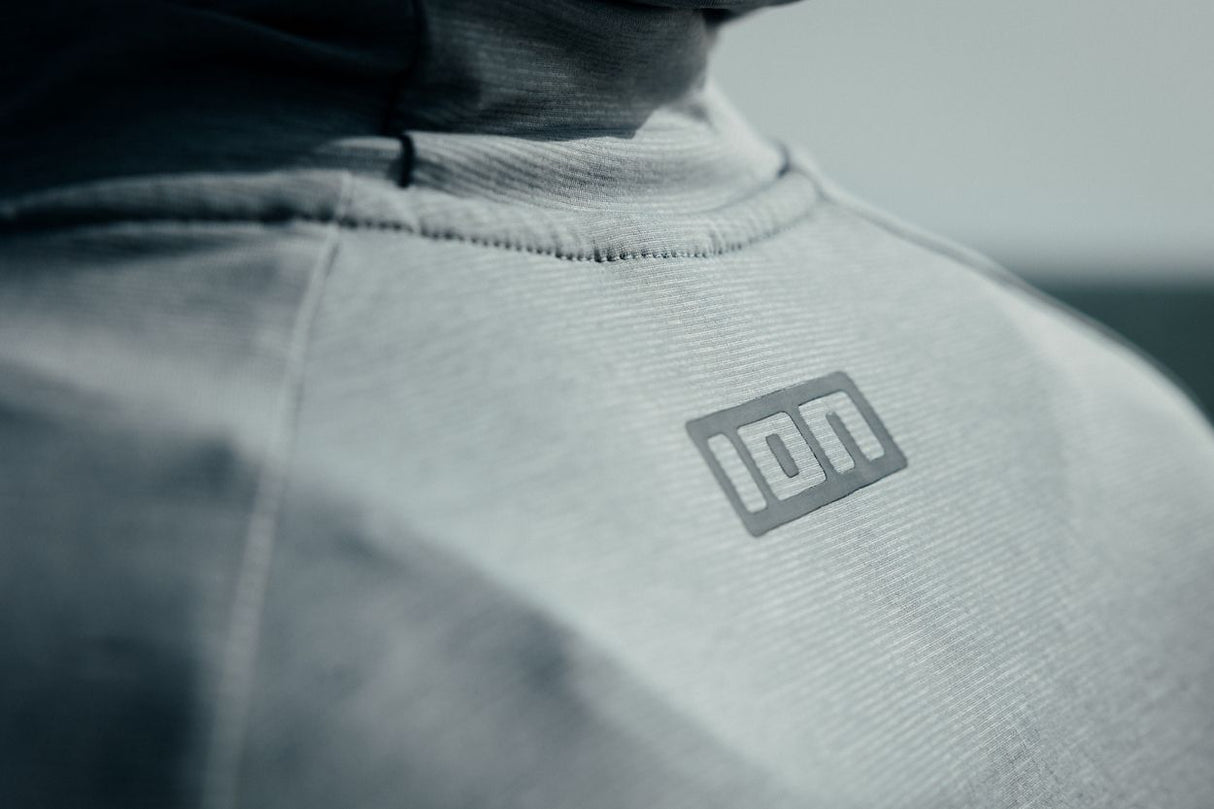 ION Storm Pro LS 2026 Neoprenanzug in Weiß, Detail des Logos auf der Brust