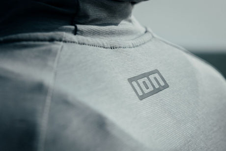 ION Storm Pro LS 2026 Neoprenanzug in Weiß, Detail des Logos auf der Brust