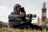 ION Storm Pro LS 2026 Funktionsjacke grau, Modell bei Outdoor-Fotografie mit Kamera und Stativ