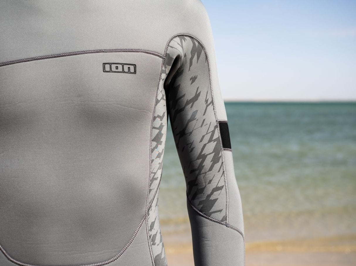 ION Seek Core 4/3 Back Zip Neoprenanzug grau, Detailansicht Rücken und Ärmel mit Reißverschluss am Strand