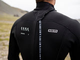ION Seek Core 4/3 Back Zip Neoprenanzug in Schwarz, Rückenansicht mit sichtbarem Reißverschluss und Logo