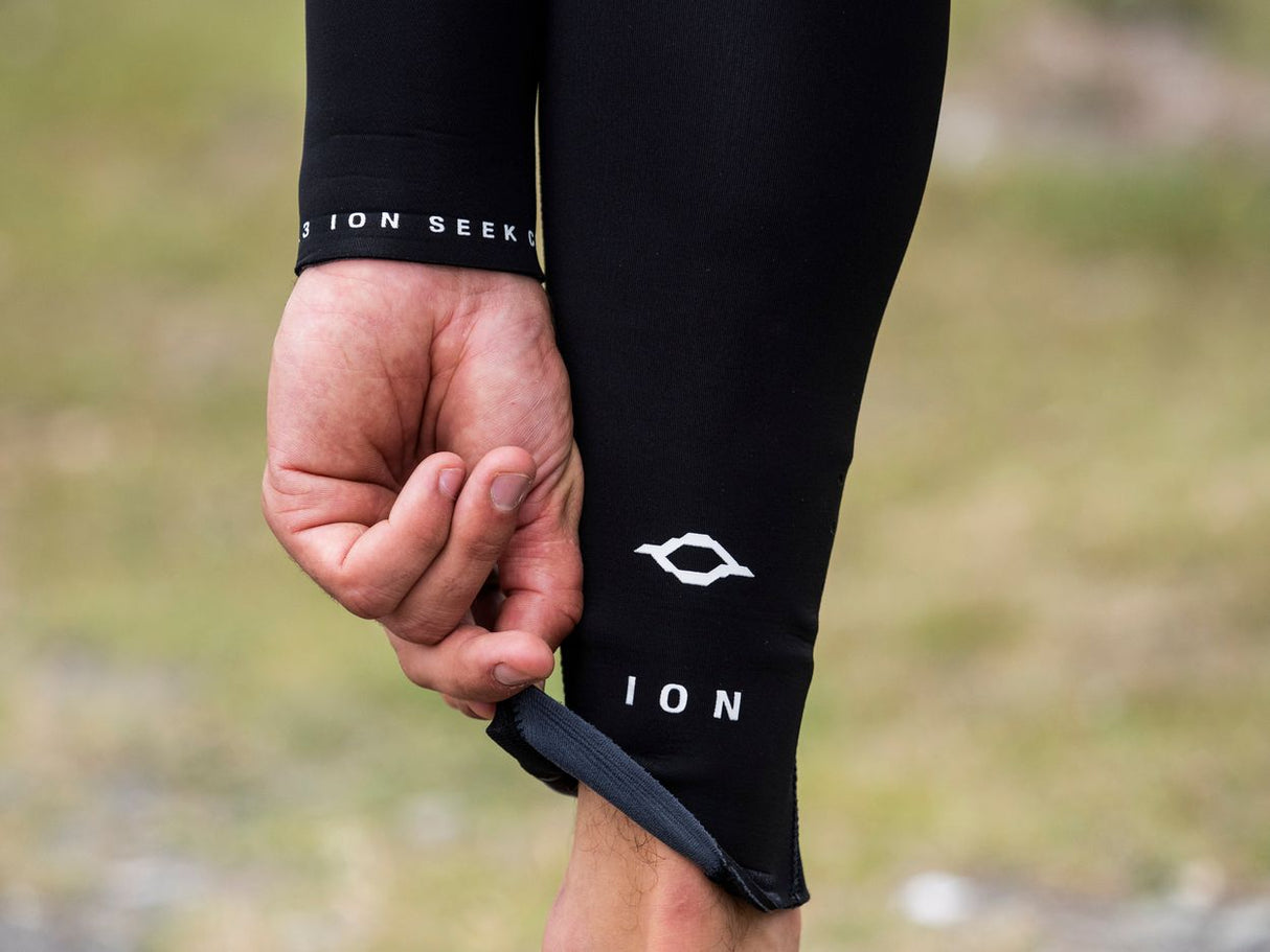 ION Seek Core 4/3 Back Zip Neoprenanzug in Schwarz, Detailansicht des Beins mit Markenlogo und Rückenreißverschluss