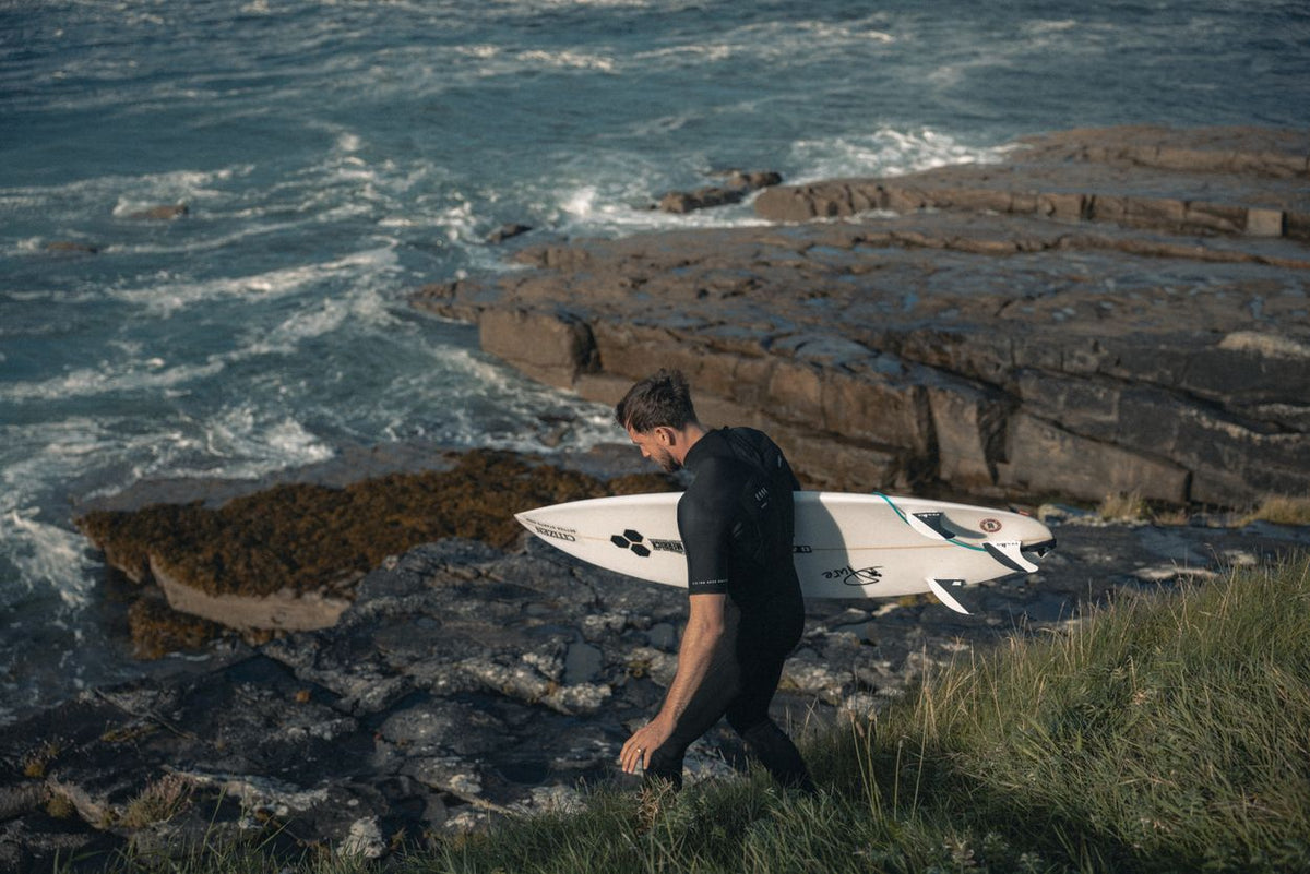 ION Seek Core 2026 Kiteboard in Weiß, von oben an felsiger Küste mit Wellen