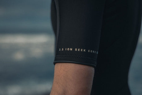 ION Seek Core 2026 Neoprenanzug schwarz, Detail Ärmel mit Branding, Nahaufnahme